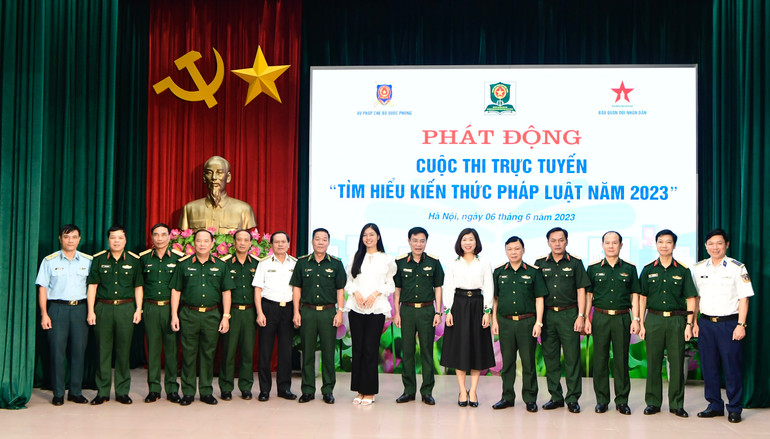 Các đại biểu chụp ảnh lưu niệm tại lễ phát động cuộc thi.