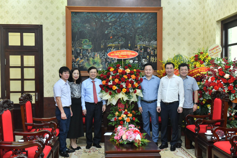 Đoàn đại biểu Ủy ban Trung ương Mặt trận Tổ quốc Việt Nam chúc mừng Báo Nhân Dân. (Ảnh: ĐĂNG KHOA)