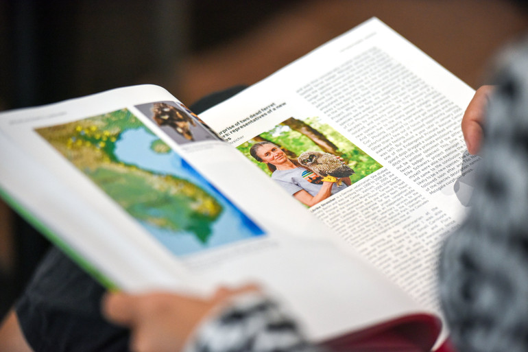 Cuốn sách dày 600 trang ghi lại hành trình của rất nhiều loài thú tại Việt Nam. (Ảnh: Thành Đạt)