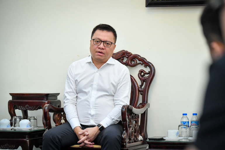 Đồng chí Lê Quốc Minh đánh giá cao công tác hỗ trợ các nạn nhân của quận Thanh Xuân. (Ảnh: THÀNH ĐẠT)