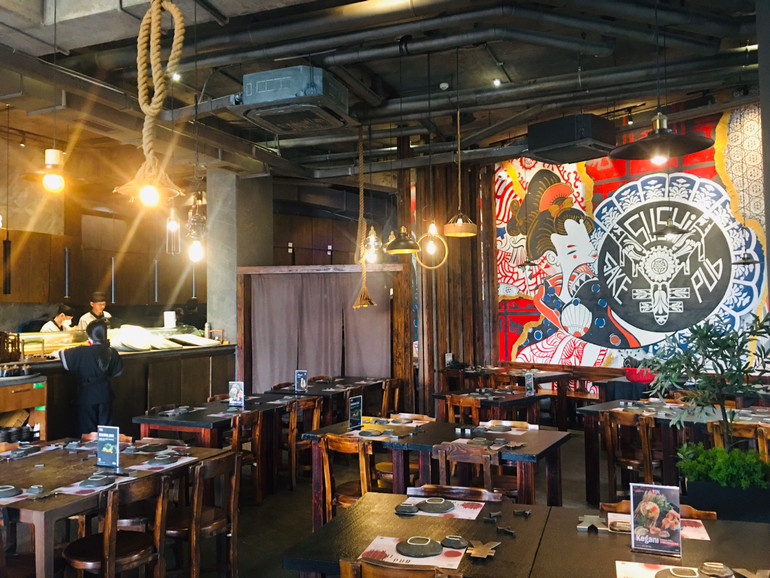 Quận 7 có nhiều hệ thống nhà hàng đa dạng về ẩm thực.