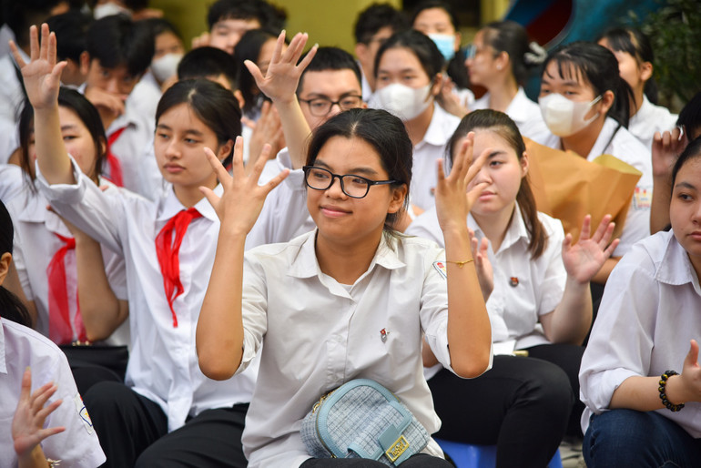 Những học sinh tại trường Xã Đàn có cách giao tiếp đặc biệt với nhau bằng ngôn ngữ cử chỉ. (Ảnh: NHẬT QUANG)