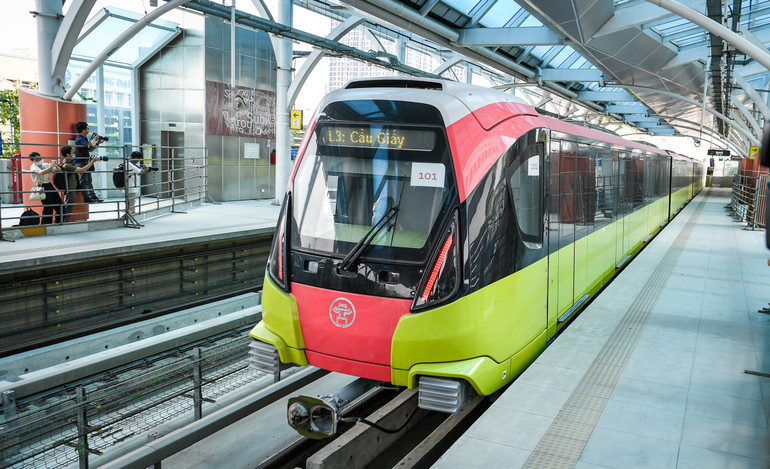 Cận cảnh đoàn tàu về tới ga Đại học Quốc gia Hà Nội. (Ảnh: Thành Đạt)