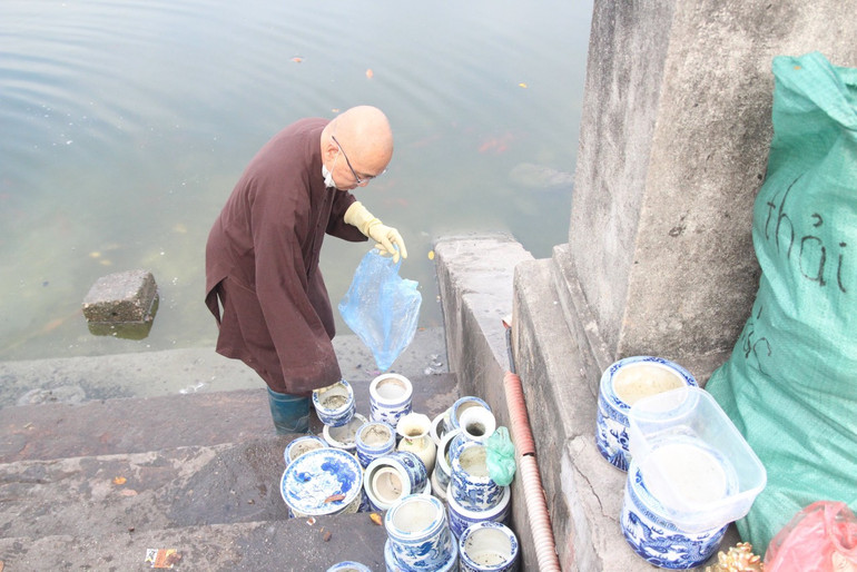 Sư thầy Tịnh Giác thu gom bát hương, túi nilon tại khu vực đường Thanh Niên. Sư thầy Tịnh Giác thu gom bát hương, túi nilon tại khu vực đường Thanh Niên.