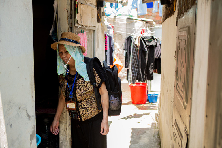 Khăn ướt trùm đầu, mũ... là những vật dụng chống nóng không thể thiếu của những bệnh nhân chạy thận những ngày vừa qua.