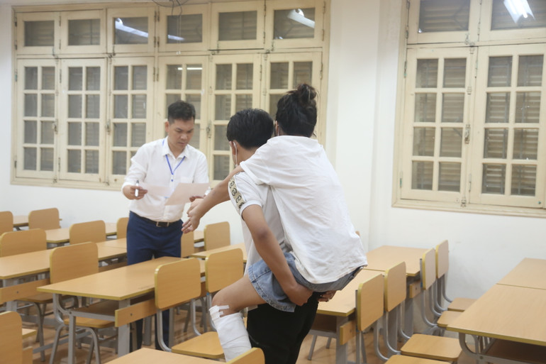 Hình ảnh xúc động tại điểm thi trường Trung học phổ thông chuyên Nguyễn Huệ (Hà Đông)