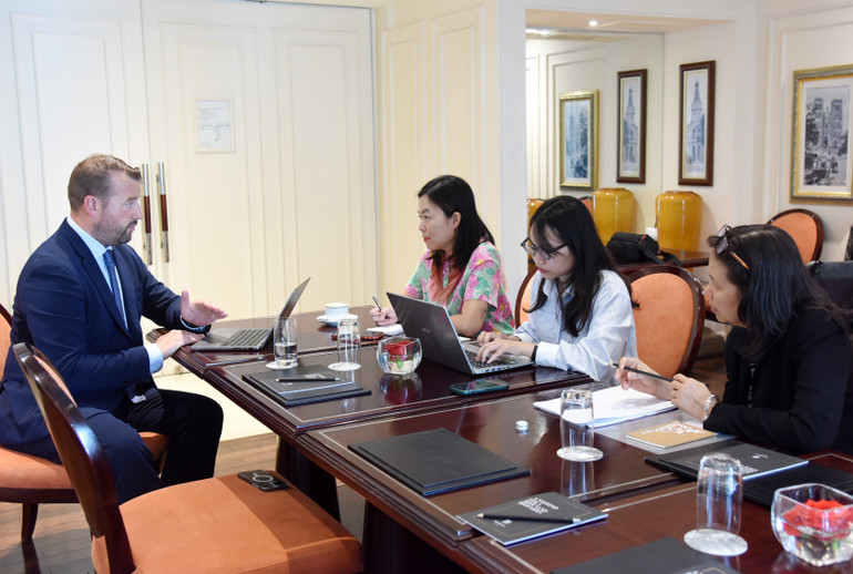 Đại diện ACE trao đổi với phóng viên trong khuôn khổ chuyến làm việc tại Việt Nam. Đại diện ACE trao đổi với phóng viên trong khuôn khổ chuyến làm việc tại Việt Nam.