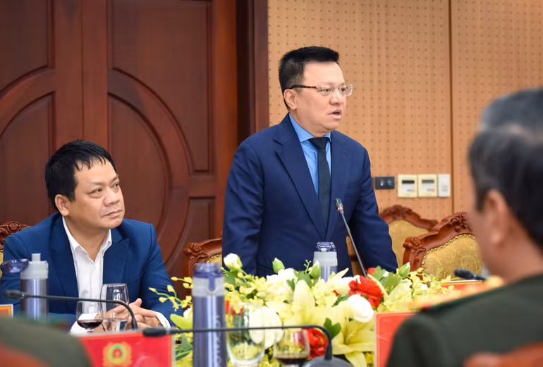 Đồng chí Lê Quốc Minh, Ủy viên Trung ương Đảng, Tổng Biên tập Báo Nhân Dân, Phó Trưởng Ban Tuyên giáo Trung ương, Chủ tịch Hội Nhà báo Việt Nam phát biểu chúc mừng cán bộ, chiến sĩ Bộ Tư lệnh Cảnh vệ. (Ảnh: Thành Đạt)