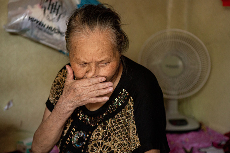 Mặc dù phòng trọ có điều hòa nhưng bà Vinh không dám bật vì quá tốn kém. Chiếc quạt sau lưng luôn hoạt động hết công suất trong vài ngày nắng nóng kỷ lục vừa qua.