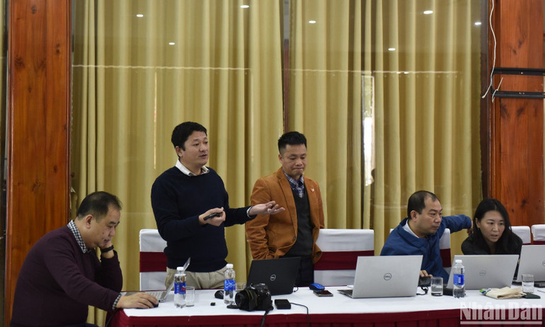 Tiến sĩ Nguyễn Mạnh Hà (thứ 2 từ trái sang), Giám đốc Trung tâm Bảo tồn Thiên nhiên và Phát triển trình bày tại cuộc họp kỹ thuật. (Ảnh: Phan Bách)