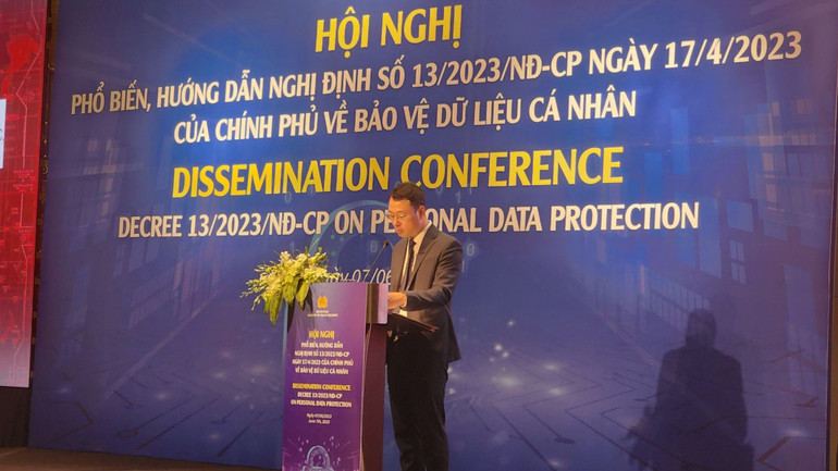 Trung tá Triệu Mạnh Tùng, Phó Cục trưởng An ninh mạng và phòng, chống tội phạm sử dụng công nghệ cao phát biểu tại hội nghị.