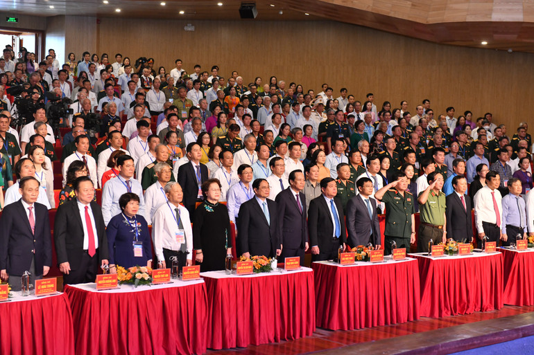 Thủ tướng Phạm Minh Chính và các đại biểu thực hiện nghi thức chào cờ. Thủ tướng Phạm Minh Chính và các đại biểu thực hiện nghi thức chào cờ.