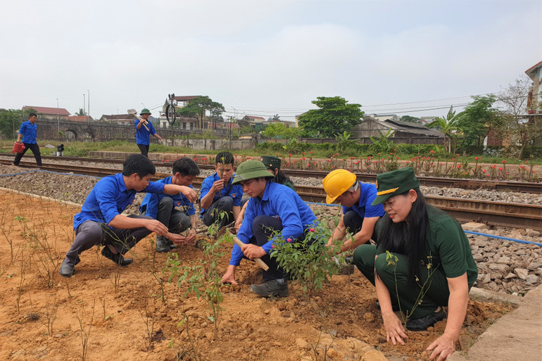 Các cựu chiến binh, đoàn viên thanh niên trồng hoa hưởng ứng phong trào.