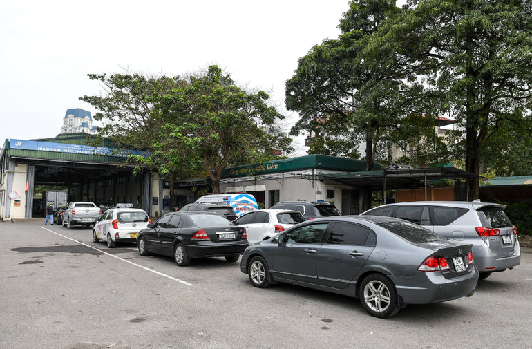 Các phương tiện xếp hàng dài đợi đến lượt đăng kiểm tại Trạm 29-03S. (Ảnh: Thành Đạt)