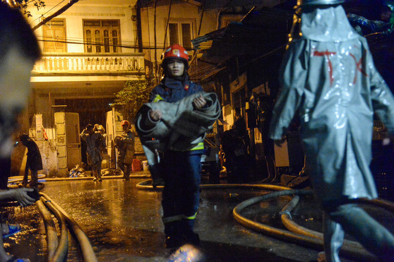 Cảnh sát Phòng cháy, chữa cháy và cứu nạn, cứu hộ làm nhiệm vụ trong vụ cháy chung cư mini Khương Hạ đêm 12/9.