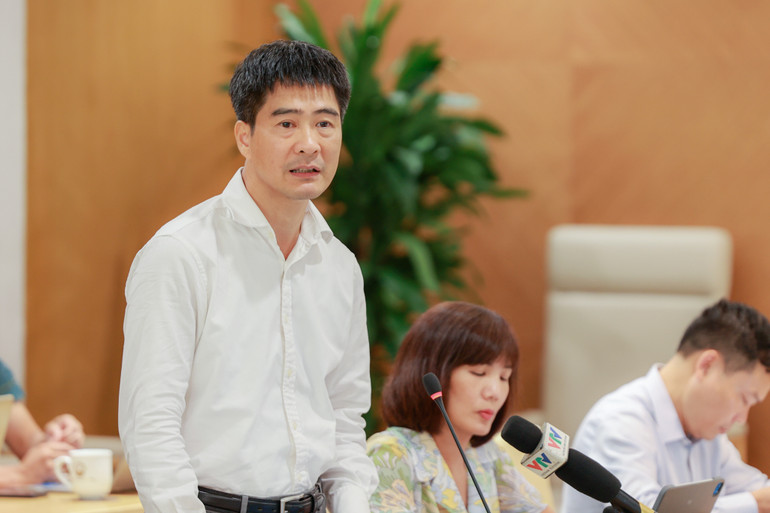 Ông Nguyễn Phong Nhã, Phó Cục trưởng Cục Viễn thông công bố thông tin tại buổi họp báo.