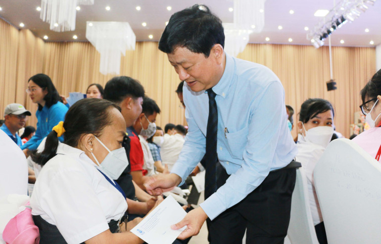 Chủ tịch Ủy ban nhân dân tỉnh Bình Dương Võ Văn Minh trao quà cho công nhân lao động khó khăn, tai nạn lao động, bệnh nghề nghiệp, bệnh hiểm nghèo có con vượt khó, học giỏi.