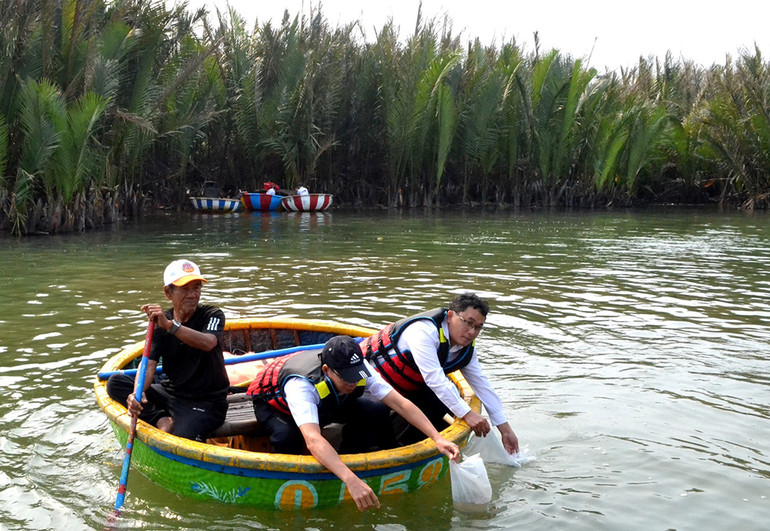 Thả tôm sú giống xuống khu vực rừng dừa Bảy Mẫu. Ảnh: Q.V Thả tôm sú giống xuống khu vực rừng dừa Bảy Mẫu. Ảnh: Q.V