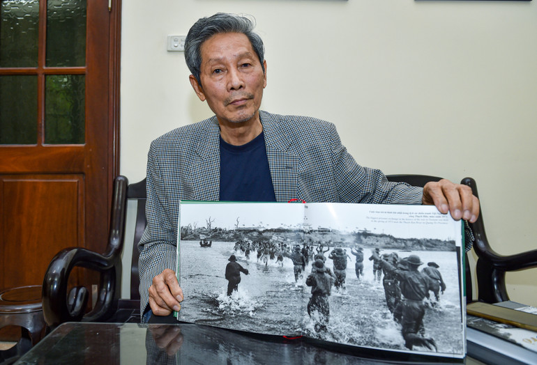 Nghệ sĩ nhiếp ảnh Chu Chí Thành với bức ảnh chụp thời khắc lịch sử bên dòng sông Thạch Hãn năm 1973. (Ảnh: THÀNH ĐẠT) Nghệ sĩ nhiếp ảnh Chu Chí Thành với bức ảnh chụp thời khắc lịch sử bên dòng sông Thạch Hãn năm 1973. (Ảnh: THÀNH ĐẠT)