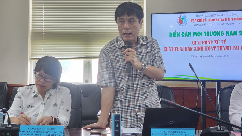 Theo ông Lương Đức Long, Phó Chủ tịch Hiệp hội xi-măng Việt Nam: Các nhà máy xi-măng đang sẵn sàng và đủ điều kiện để tham gia vào chuỗi tái chế, tái xử lý chất thải rắn sinh hoạt. (Ảnh: Sơn Bách) Theo ông Lương Đức Long, Phó Chủ tịch Hiệp hội xi-măng Việt Nam: Các nhà máy xi-măng đang sẵn sàng và đủ điều kiện để tham gia vào chuỗi tái chế, tái xử lý chất thải rắn sinh hoạt. (Ảnh: Sơn Bách)