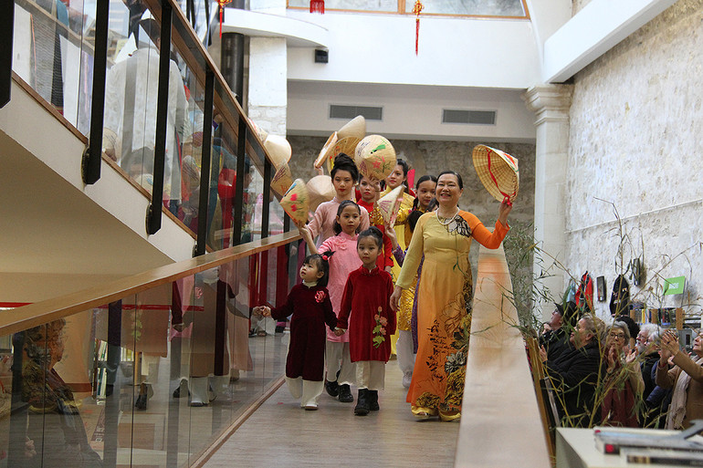 Các thế hệ người Việt tại Saintes tham gia trình diễn áo dài truyền thống.