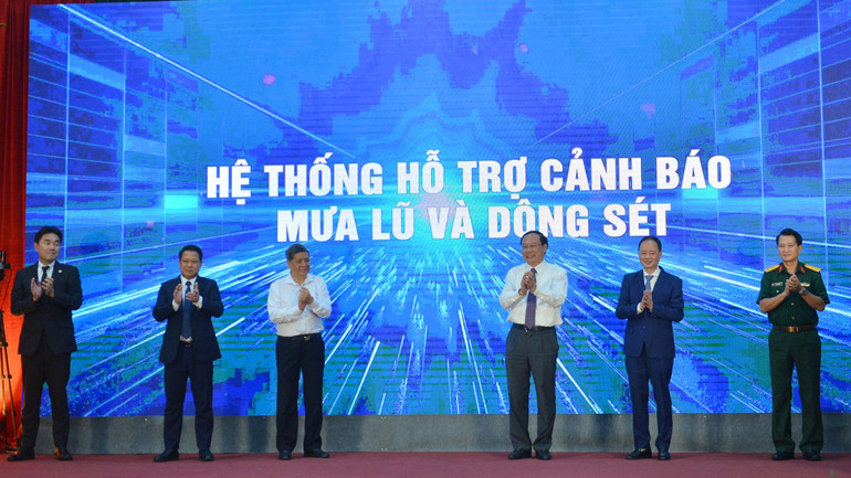 Lễ ra mắt hệ thống hỗ trợ cảnh báo mưa lũ và dông sét.