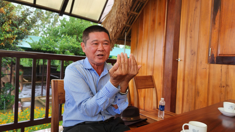 "Vua voi" Đàng Năng Long cho rằng, việc đưa voi Banang và Thái về lại Tây Nguyên có thể là một ý tưởng tốt, nhưng cần tính toán rất kỹ về phương án di chuyển cũng như chăm sóc sau này. (Ảnh: Sơn Bách)