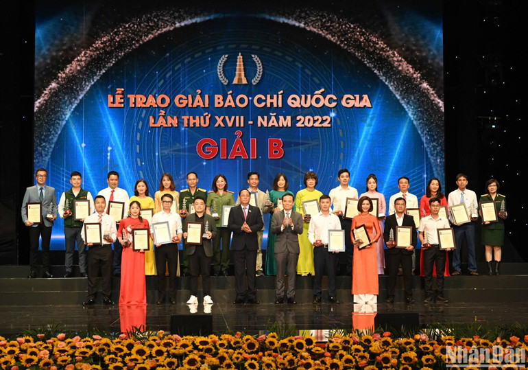 Trao giải B cho các tác giả, đại diện nhóm tác giả đoạt giải. (Ảnh: DUY LINH)