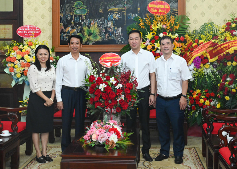 Đoàn đại biểu Quận ủy, Ủy ban nhân dân, Ủy ban Mặt trận Tổ quốc Việt Nam quận Cầu Giấy (Hà Nội) chúc mừng Báo Nhân Dân. (Ảnh: DUY LINH)