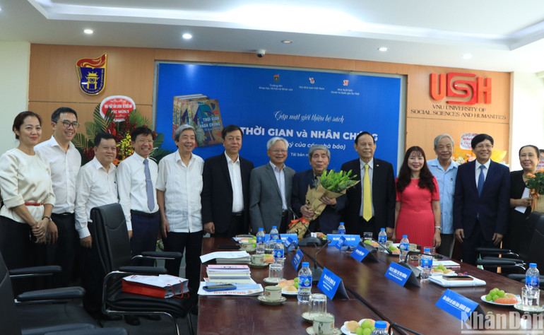 Các đại biểu tham dự chụp ảnh lưu niệm cùng Giáo sư Hà Minh Đức tại sự kiện. Các đại biểu tham dự chụp ảnh lưu niệm cùng Giáo sư Hà Minh Đức tại sự kiện.