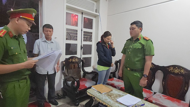 Cơ quan Công an đọc lệnh bắt Lâm Thị Hồng Tâm. (Ảnh: Công an cung cấp)