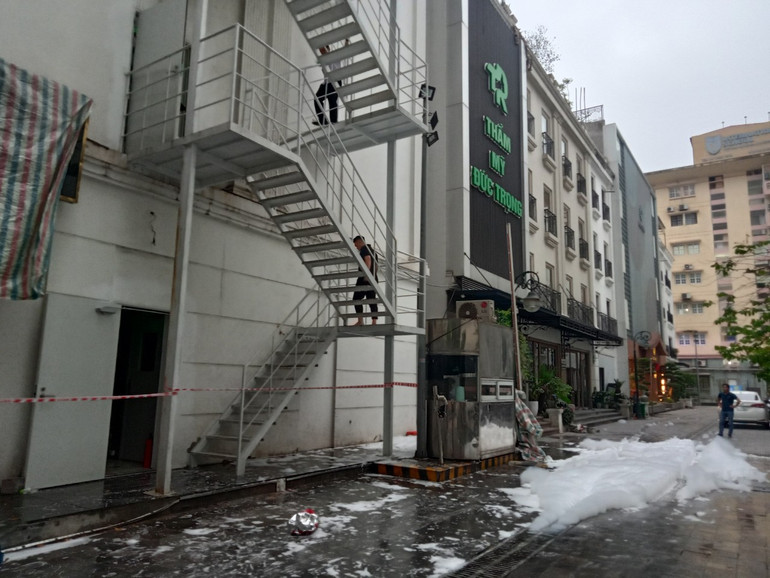 Vào lúc 18 giờ, khu vực hông bên quán hát vẫn còn ngổn ngang.