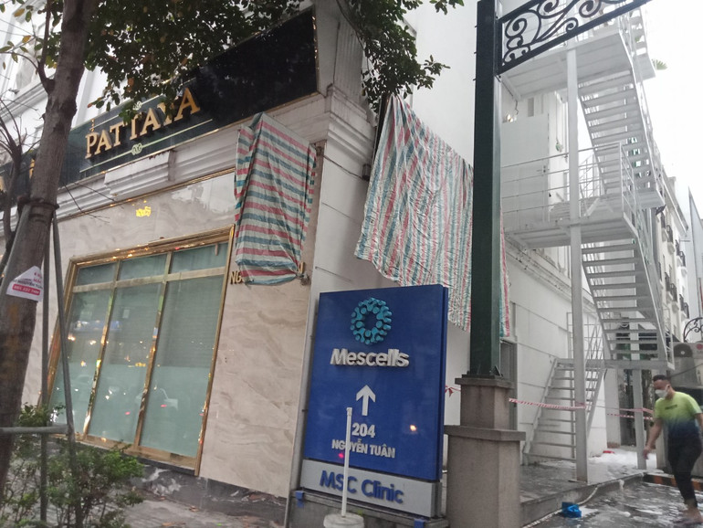 Phía bên ngoài hiện trường đã được chăng dây để phục vụ công tác phòng cháy, chữa cháy.