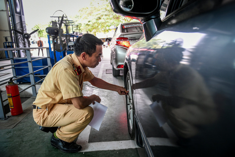 Chiến sĩ cảnh sát giao thông kiểm định phương tiện tại Trung tâm 29-03S.