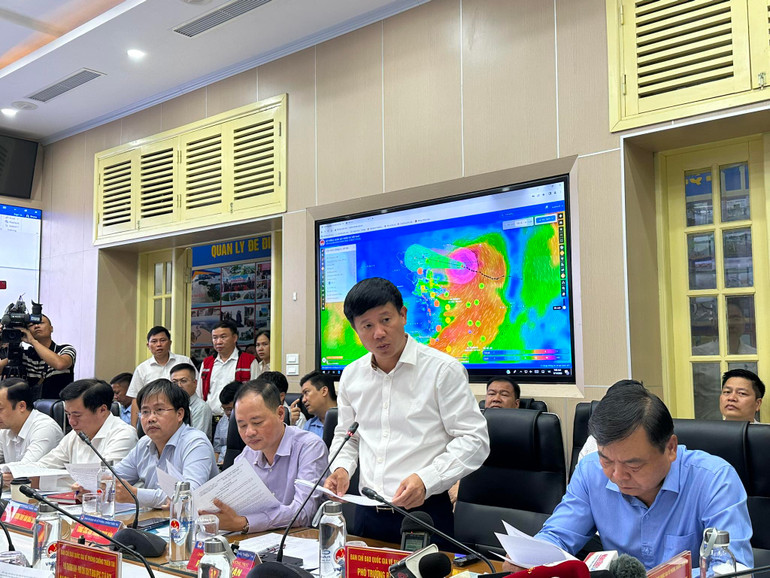 Đại diện các bộ, ban ngành báo cáo tại cuộc họp.