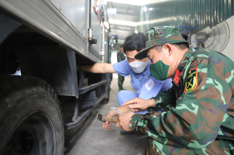 Kiểm định viên quân sự hỗ trợ đăng kiểm: Bảo đảm đủ lực lượng, sẵn sàng chi viện thêm ảnh 2 Kiểm định viên quân sự hỗ trợ đăng kiểm: Bảo đảm đủ lực lượng, sẵn sàng chi viện thêm ảnh 2