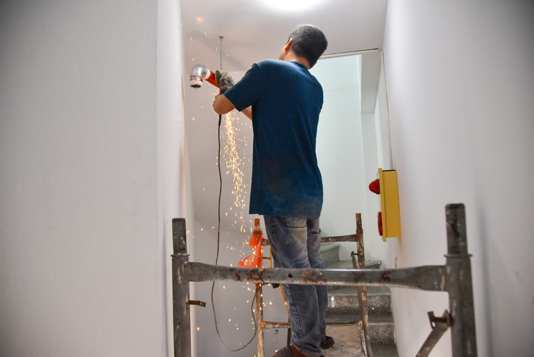 Công nhân tiến hành lắp đặt hệ thống vòi phun nước chữa cháy tự động. (Ảnh: Nhật Quang) Công nhân tiến hành lắp đặt hệ thống vòi phun nước chữa cháy tự động. (Ảnh: Nhật Quang)