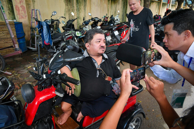 Ông Chung chia sẻ cùng phóng viên về giấc mơ đại học của con trai. (Ảnh: Thành Đạt)