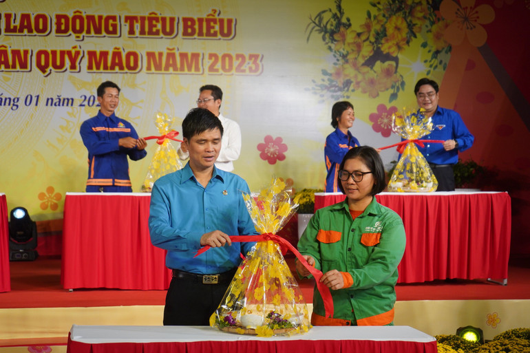 Lãnh đạo Thành phố Hồ Chí Minh và Tổng Liên đoàn Lao động Việt Nam trao quà cho công nhân lao động, tối 18/1.
