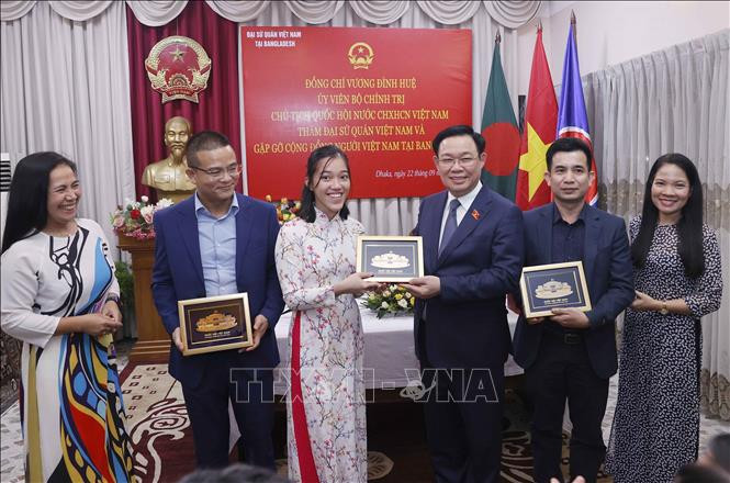 Chủ tịch Quốc hội Vương Đình Huệ tặng quà lưu niệm cho sinh viên tiêu biểu. (Ảnh: Doãn Tấn/TTXVN)