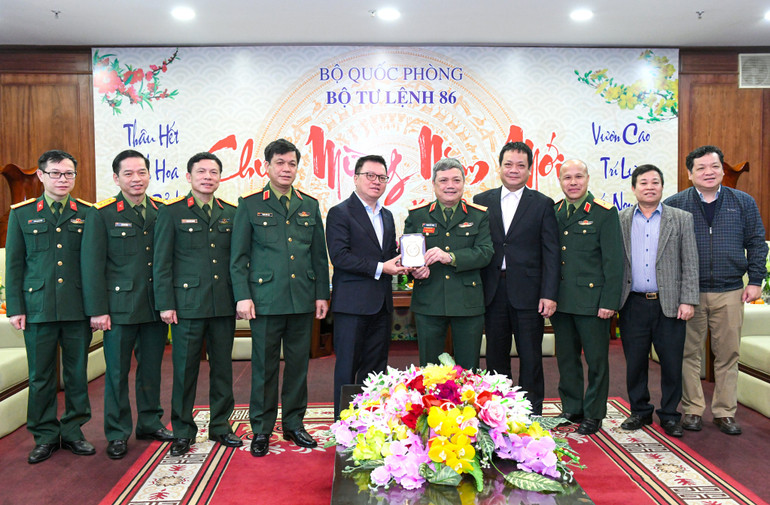 Thiếu tướng Phạm Việt Trung tặng quà lưu niệm đoàn công tác Báo Nhân Dân. (Ảnh: Thành Đạt)