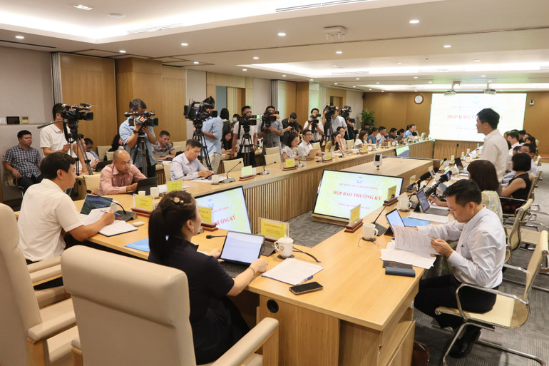 Quang cảnh buổi họp báo.