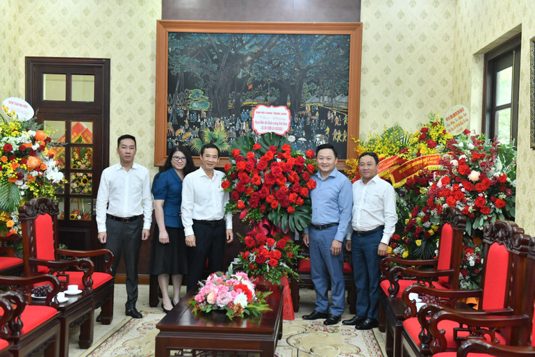 Đồng chí Nguyễn Thái Học, Phó Ban Nội chính Trung ương tặng hoa chúc mừng Báo Nhân Dân nhân dịp kỷ niệm 98 năm Ngày Báo chí cách mạng Việt Nam. (Ảnh: ĐĂNG KHOA)