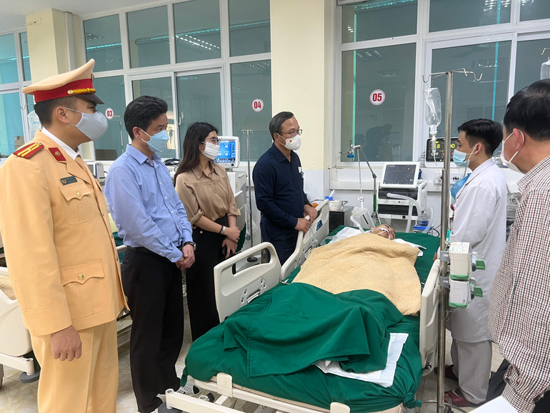 Ông Khuất Việt Hùng, Phó Chủ tịch chuyên trách Ủy ban An toàn giao thông quốc gia, đã tới thăm hỏi, động viên các nạn nhân trong vụ việc.