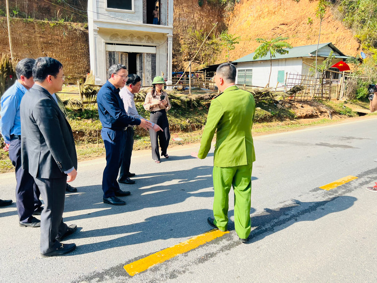 Ông Khuất Việt Hùng, Phó Chủ tịch chuyên trách Ủy ban An toàn giao thông quốc gia, tại hiện trường xảy ra vụ việc.