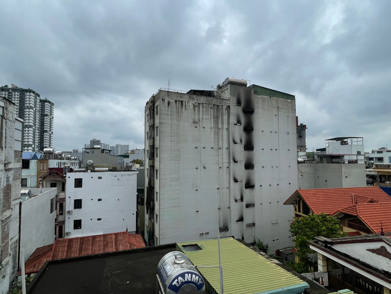 Tòa chung cư mini đen đúa vì khói sau hỏa hoạn.