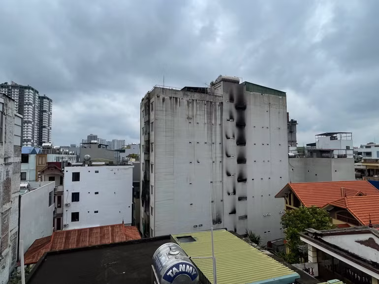 Tòa chung cư mini đen đúa vì khói sau hỏa hoạn.