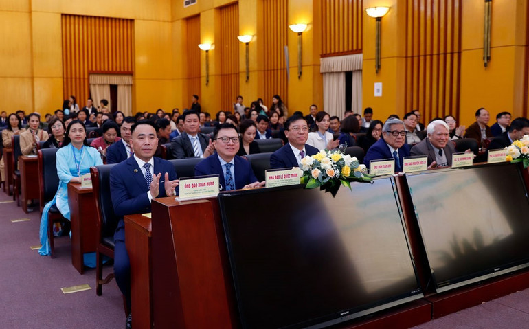 Các đại biểu tham gia lễ kỷ niệm.