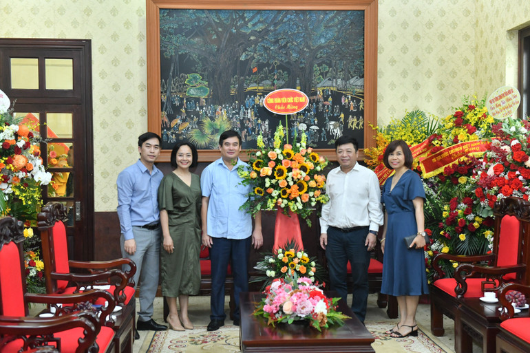 Đoàn đại biểu Công đoàn Viên chức Việt Nam chúc mừng Báo Nhân Dân. (Ảnh: ĐĂNG KHOA)