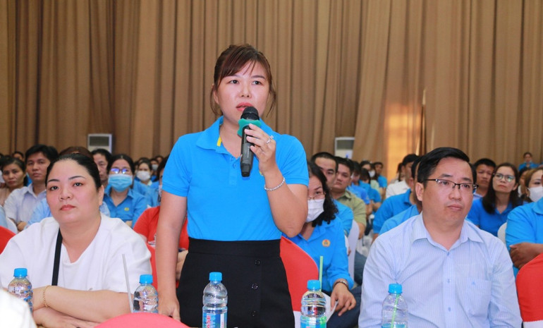 Công nhân lao động nêu kiến nghị tại hội nghị. Công nhân lao động nêu kiến nghị tại hội nghị.